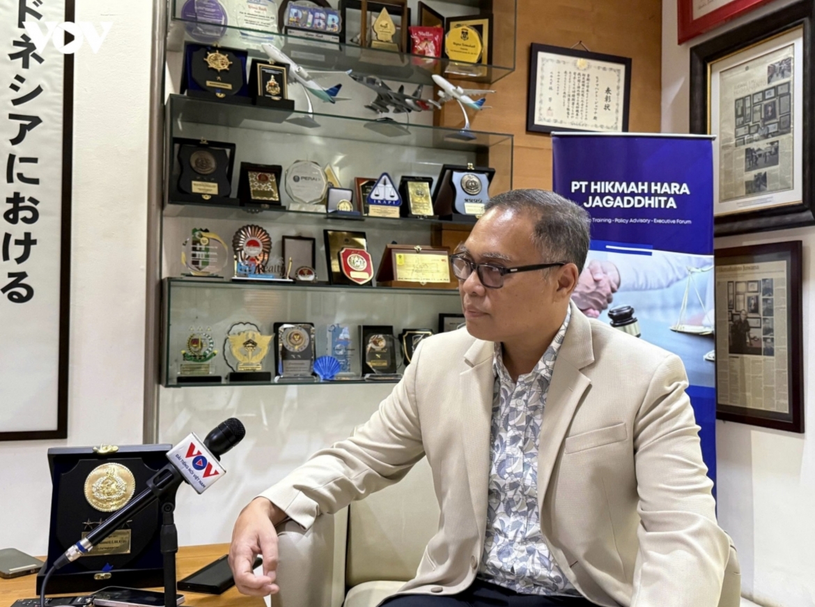 Professor Hikmahanto Juwana, former Rector of Jenderal Achmad Yani University in Indonesia, proposes promoting Vietnam-Indonesia economic cooperation as a model in ASEAN