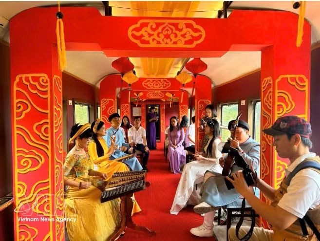 Passengers on the "heritage journey” train between Hue and Da Nang can enjoy live music and cultural performances by local artists during the trip.