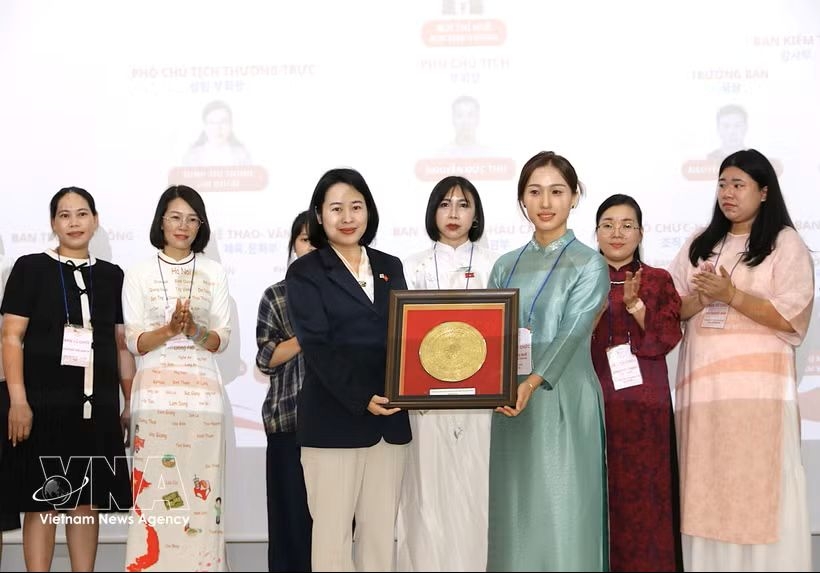 Representatives of the Vietnamese Embassy in the Republic of Korea present commemorative gifts to the executive committee of the Vietnamese Association in Asan city. (Photo: VNA)