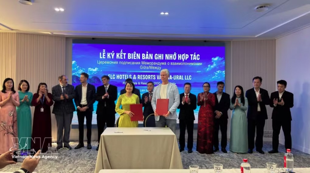 Bussinesses of the two sides sign a memorandum of understanding at the promotion conference held in Yekaterinburg on July 7. (Photo: VNA)