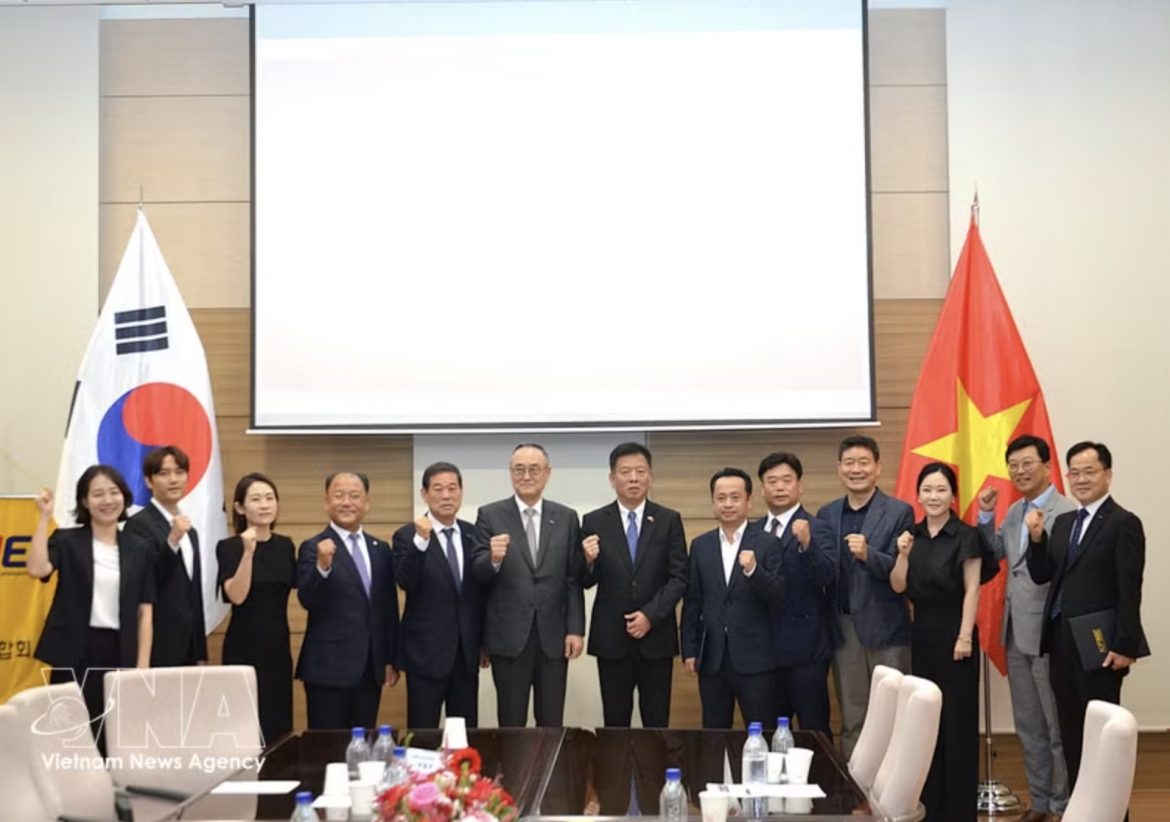 Delegates at the signing ceremony (Photo: VNA)