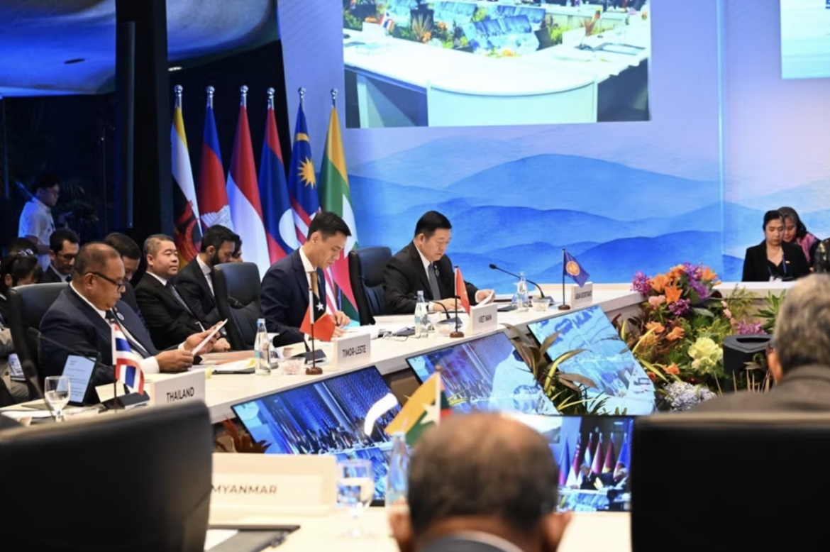 Deputy Minister of Foreign Affairs Dang Hoang Giang (third from the left), head of the ASEAN Senior Officials’ Meeting (SOM) delegation of Vietnam, attends the plenary session (Photo published by VNA)