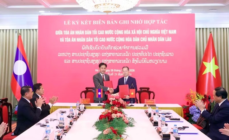 Chief Justice of the Supreme People's Court of Vietnam Nguyen Van Quang and President of the Supreme People's Court of Laos Phayvy Syboualypha sign a new memorandum of understanding (MoU) on cooperation between the two courts. (Photo: VNA)