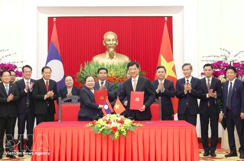Politburo member, Secretary of the Communist Party of Vietnam (CPV) Central Committee and Chairman of its Organisation Commission Nguyen Duy Ngoc (R) and Politburo member, Secretary of the Lao People’s Revolutionary Party (LPRP) Central Committee and head of its Organisation Commission Sisay Leudetmounsone exchange the cooperation agreement for the 2026-2031 period. (Photo: VNA)