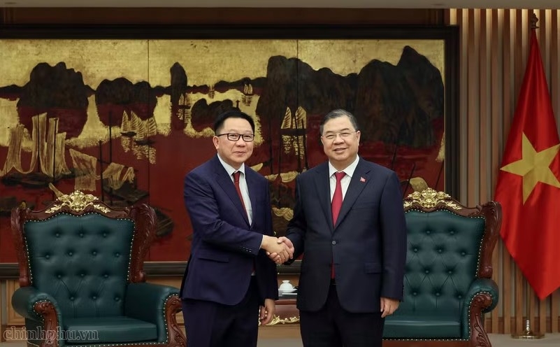 Permanent Deputy Prime Minister Pham Gia Tuc (right) reveives Lao Minister of Agriculture and Environment Linkham Douangsavanh in Hanoi on July 14. (Photo: VGP/PN)