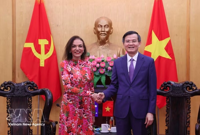 Politburo member, President of the Ho Chi Minh National Academy of Politics Doan Minh Huan (R) receives MP Anne Aly, Australian Minister for Small Business, Minister for International Development, and Minister for Multicultural Affairs in Hanoi on July 28. (Photo: VNA)