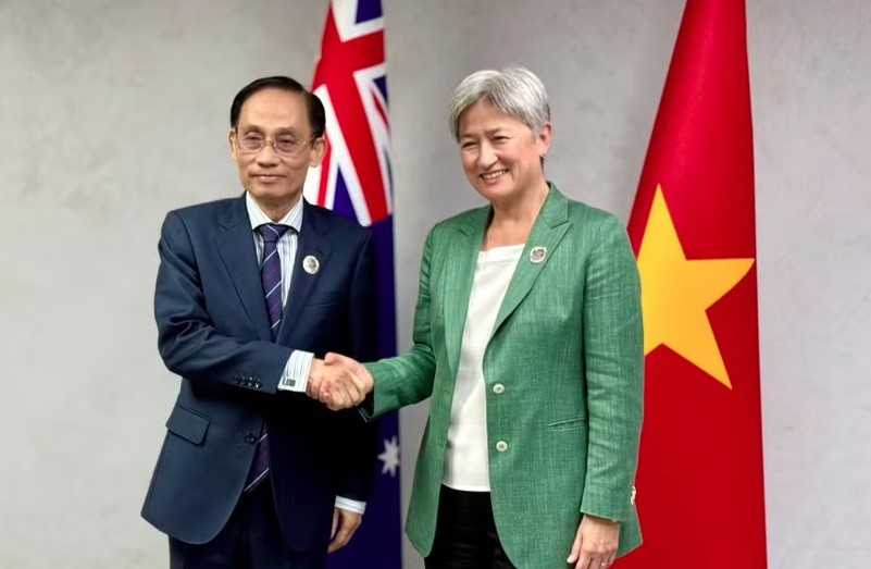 Vietnamese Minister of Foreign Affairs Le Hoai Trung (L) and his Australian counterpart Penny Wong in their meeting in Manila on July 22. (Photo: Courtesy of the Ministry of Foreign Affairs)