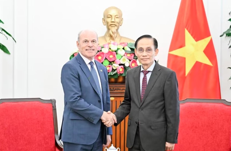 Minister of Foreign Affairs Le Hoai Trung (R) receives Canadian Ambassador to Vietnam James Nickel. (Photo: Ministry of Foreign Affairs)