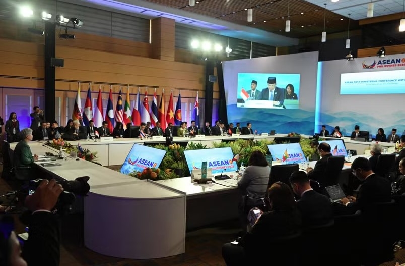 At a meeting on the sidelines of the 59th ASEAN Foreign Ministers’ Meeting (AMM-59) and Related Meetings in Manila, the Philippines. (Photo: Courtesy of Vietnamese Ministry of Foreign Affairs)
