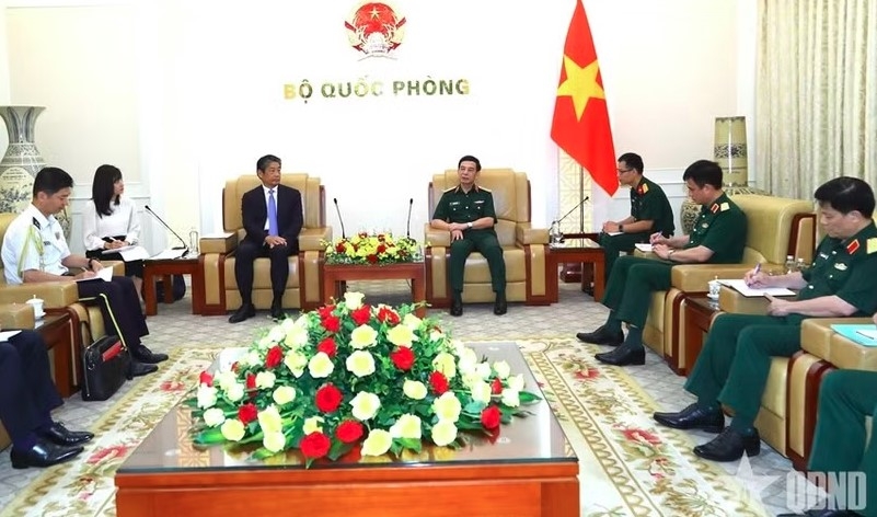 The meeting between General Phan Van Giang (R), Deputy Prime Minister and Minister of National Defence, and Japanese Ambassador to Vietnam Ito Naoki in Hanoi on July 8, 2026. (Photo: qdnd.vn)