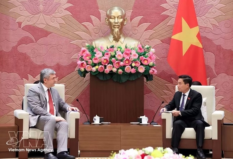 NA Vice Chairman Nguyen Doan Anh (right) receives Deputy Chairman of the Committee for External Relations of Saint Petersburg Kalganov Vyacheslav Gennadievich in Hanoi on July 8 (Photo: VNA)