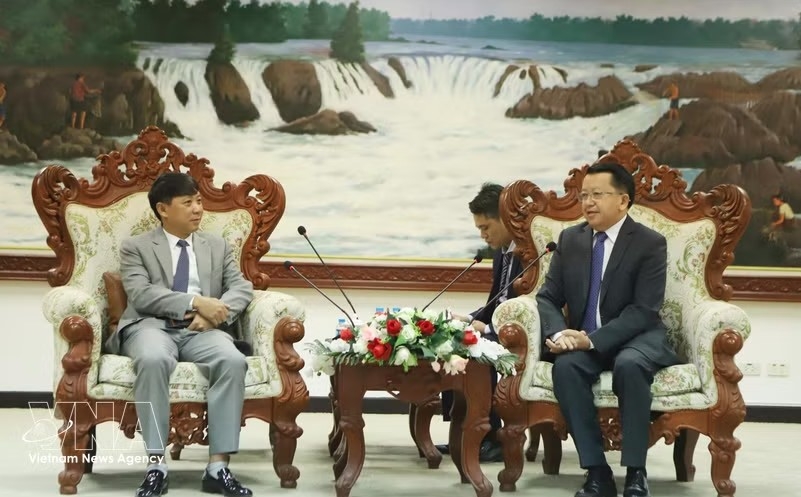 Vansy Kuamua (right), member of the Lao People's Revolutionary Party (LPRP) Central Committee and Deputy Head of its Commission for Propaganda and Training, receives Deputy Editor-in-Chief of the Communist Review of Vietnam Nguyen Ngoc Ha on July 28. (Photo: VNA)