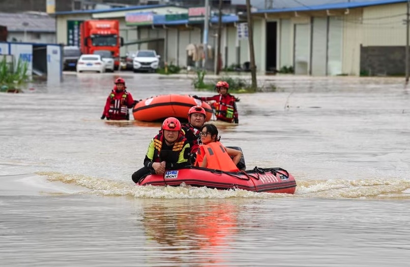 Rescuers evacuate residents from flood-hit areas in Nanning, the Guangxi Zhuang Autonomous Region, China, on July 6, 2026 (Photo: Xinhua/VNA)