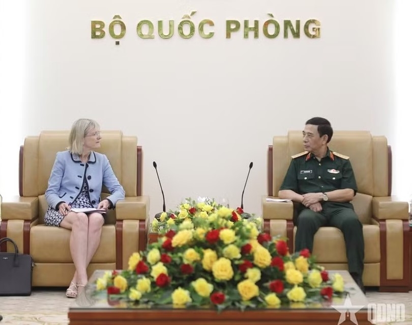 Deputy Prime Minister and Minister of National Defence General Phan Van Giang (R) and Australian Ambassador to Vietnam Gillian Bird at their meeting in Hanoi on July 29, 2026. (Photo: VNA)