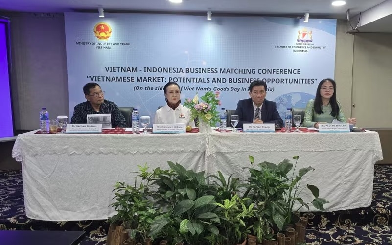 Vietnamese Ambassador to Indonesia Ta Van Thong and trade representatives from Vietnam and Indonesia at the business matching conference in Jakarta on July 29. (Photo: VNA)