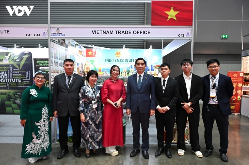 Vietnamese Ambassador to Thailand Pham Viet Hung and Vietnamese Trade Counsellor Le Huu Phuc visit the booths of Vietnamese exhibitors at the event