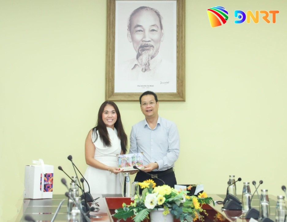 Da Nang People's Committee Chairman Nguyen Manh Hung (right) presents a gift to a representative of Sembcorp Industries. (Photo: baodanang.vn)