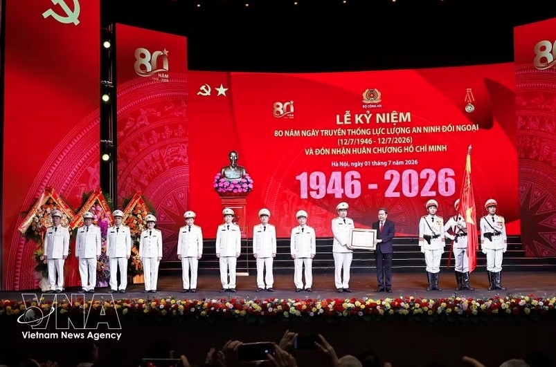 National Assembly Chairman Tran Thanh Man presents the Ho Chi Minh Order to the external security force at the ceremony in Hanoi on July 1, in recognition of its outstanding contributions to the revolutionary cause of the Party and the nation. (Photo: VNA)