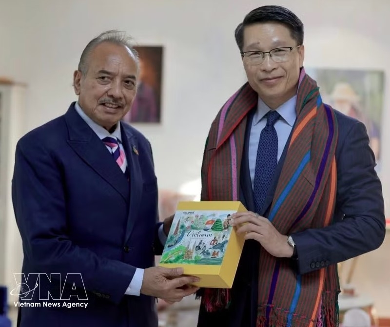 Chargé d'Affaires of Vietnam to Timor-Leste Pham Binh Dam (R) and Timor-Leste's Deputy Prime Minister Francisco Kalbuadi Lay. (Photo: VNA)