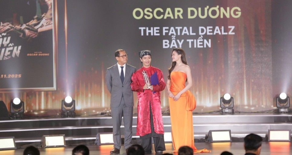 Director and screenwriter Oscar Duong receives the Best Screenplay award for The Fatal Dealz.
