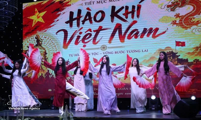 An art performance by young overseas Vietnamese during the Vietnamese language exchange programme (Photo: VNA)
