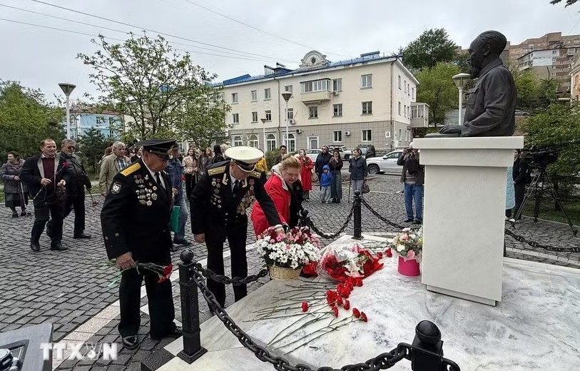 Representatives of the Primorye Region Association of Friendship with Vietnam lay flowers at the Ho Chi Minh Monument in Vladivostok in tribute to President Ho Chi Minh. (Photo: VNA)