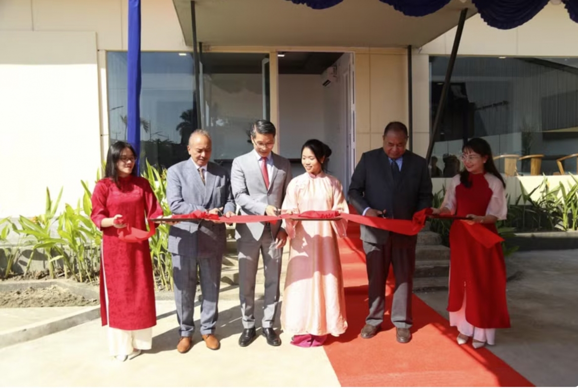 The ribbon-cutting ceremony to inaugurate the office of the Vietnamese Embassy in Dili, Timor-Leste (Photo: VNA) 