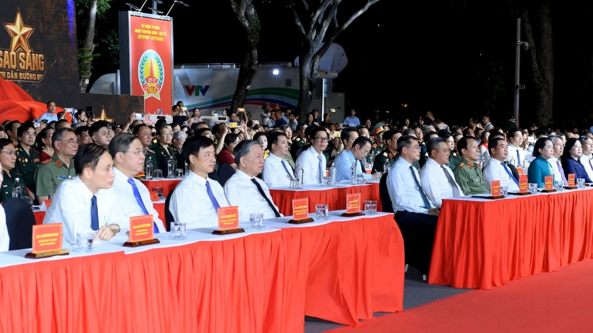 Party General Secretary and State President To Lam, Prime Minister Le Minh Hung and other leaders take part in the special television programme Starlight Leads the Way to honour fallen heroes and highlight the national mission to identify, repatriate and return missing soldiers to their families. (Photo: nhandan.vn)