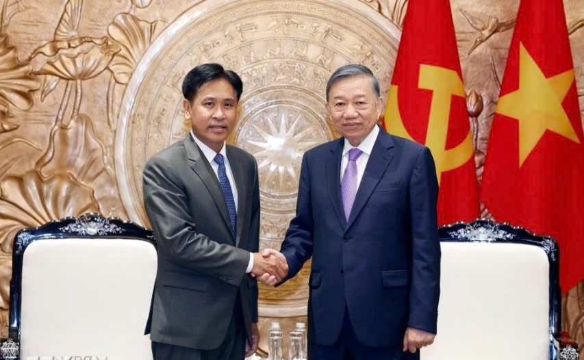 General Secretary and President To Lam (R) and Phayvy Syboualypha, president of the Supreme People's Court of Laos during their meeting in Hanoi on July 28, 2026. (Photo: VNA)