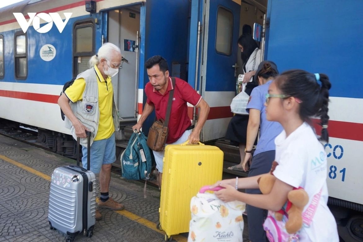 Vietnam Railways serves nearly 3.9 million passengers in the first six months of this year 