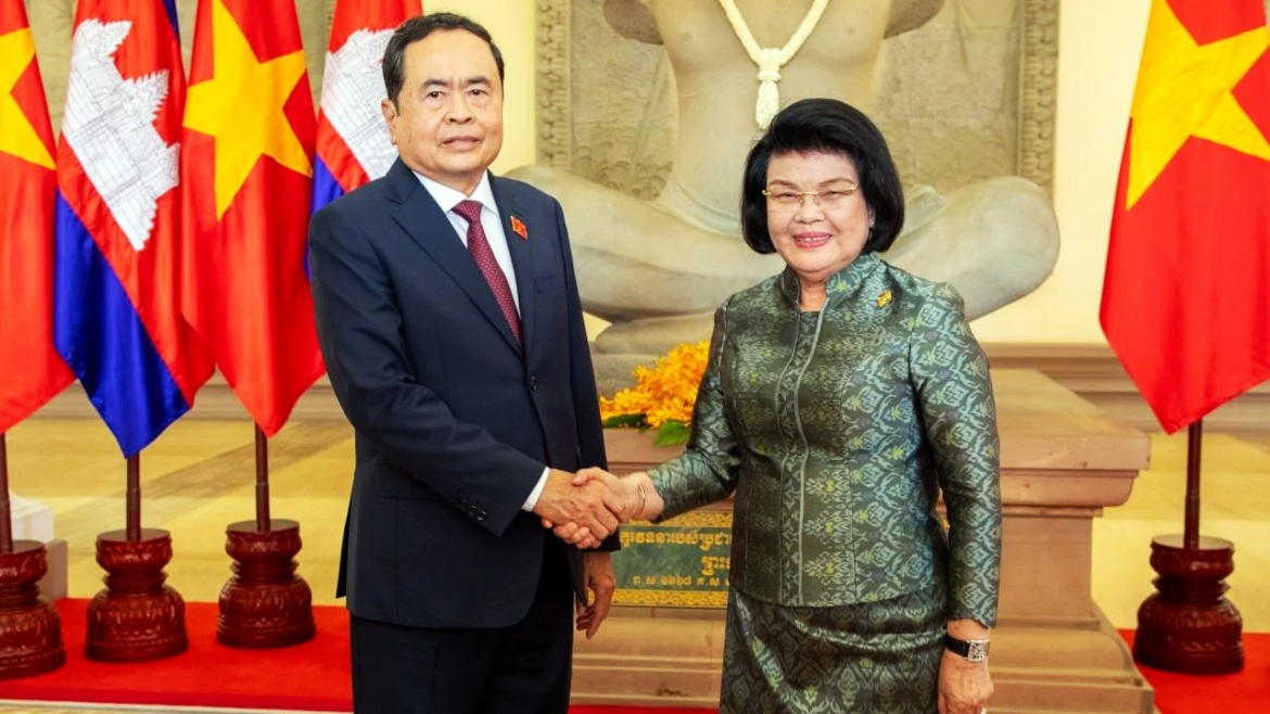 Vietnamese National Assembly Chairman Tran Thanh Man (R) greets Cambodian National Assembly President Samdech Khuon Sudary in Phnom Penh during the former's visit in November 2024
