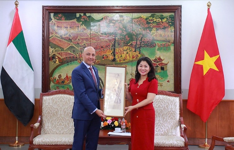 UAE Ambassador to Vietnam Bader Almatrooshi presents a commemorative gift to Nguyen Phuong Hoa, Director General of the Department of International Cooperation.(baovanhoa.vn)