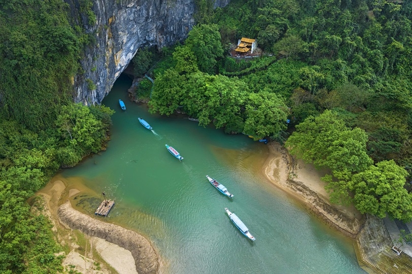 The caves are surrounded by scenic rivers, towering limestone mountains and lush primary forests, creating a landscape that highlights the area's rich natural heritage and makes it a popular destination for nature lovers. (Photo of Phong Nha-Ke Bang National Park)