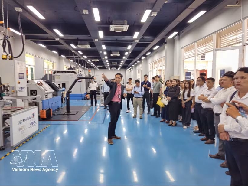 Delegates tour the facilities of the industrial innovation centre at Eastern International University in Binh Duong ward, Ho Chi Minh City