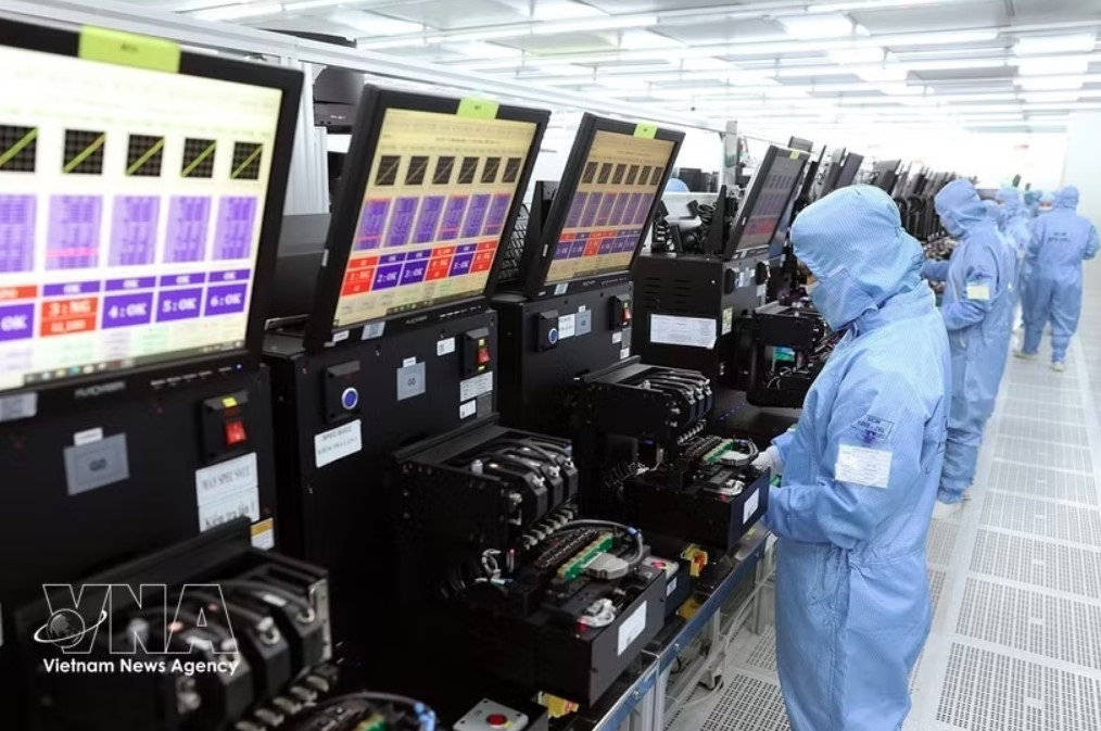 Workers on a production line manufacturing camera modules and electronic components for export at a factory of MCNEX VINA Co., Ltd.. of the Republic of Korea in Phuc Son Industrial Park, Ninh Binh province. (Photo: VNA)