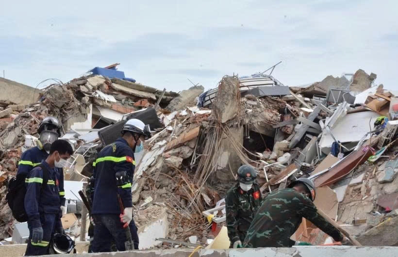 Vietnamese rescuers search for victims trapped beneath the rubble. (Photo published by VNA)