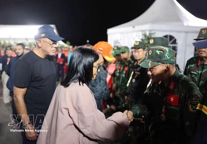 Acting President of Venezuela Delcy Rodriguez extends her regards to the Vietnamese rescue team at the ceremony in La Guaira state on July 3, 2026. (Photo: VNA)