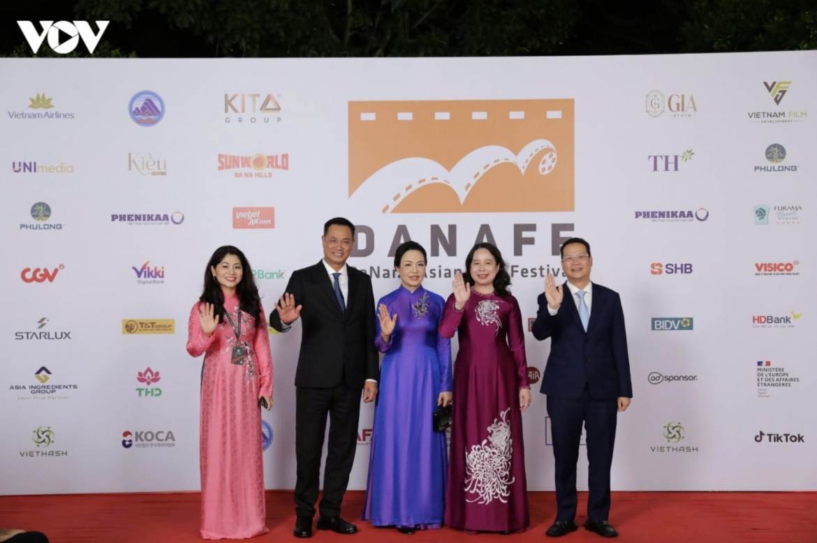 Vice President Vo Thi Anh Xuan, Dr. Ngo Phuong Lan and other delegates on the red carpet at DANAFF IV