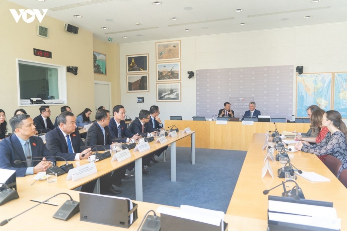 Overview of the working session between Senior Lieutenant General Le Tan Toi, chairman of the Vietnamese National Assembly's Committee for National Defence, Security and Foreign Affairs, and Jean-Michel Jacques, chairman of the French National Assembly's Committee on National Defence and Armed Forces