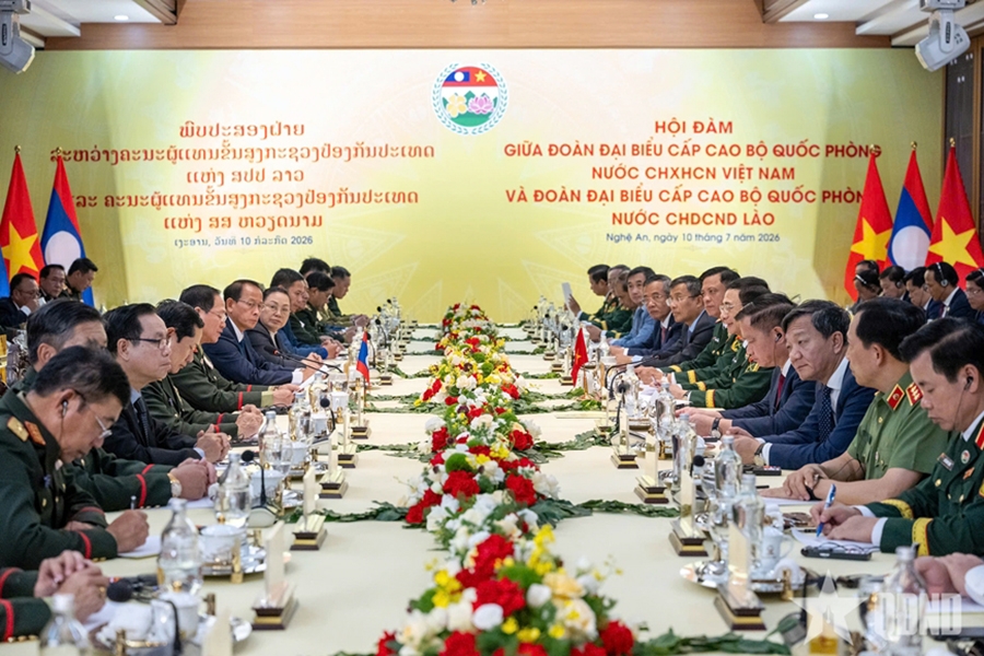 Vietnamese Deputy Prime Minister and Defence Minister Gen. Phan Van Giang and his Lao counterpart Khamliang Outhakaysone hold talks in Nghe An province on July 10 as part of the third Vietnam-Laos Border Defence Friendship Exchange. (Photo: PANO)