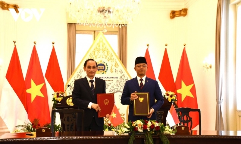 Vietnamese Foreign Minister Le Hoai Trung (L) and Indonesian Foreign Minister Sugiono at the signing ceremony