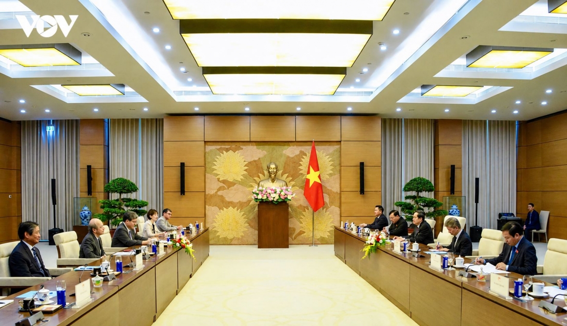 Vietnamese National Assembly Chairman Tran Thanh Man and LDP Executive Acting Secretary-General Hagiuda Koichi discuss measures to increase cooperation between the two countries and legislative bodies during their meeting in Hanoi on July 22