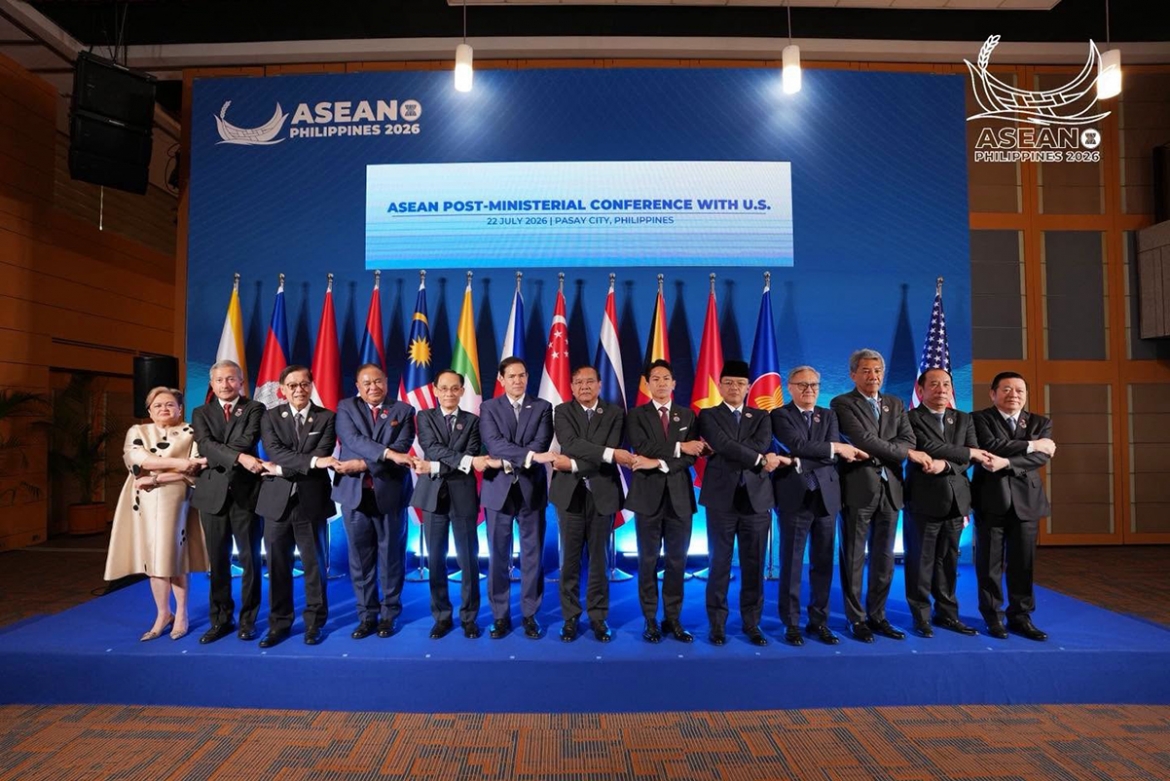 Vietnamese Foreign Minister Le Hoai Trung (fifth from left) joins other diplomats at the ASEAN Post-Ministerial Conference with the United States in Manila, the Philippines, on July 22. (Photo: organisers)