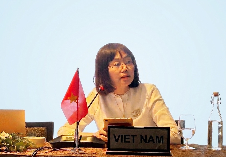Nguyen Thi Hoa Mai, deputy director of the Vietnam National Authority of Tourism, puts forward proposals to foster ASEAN-India tourism cooperation at 35th Meeting of the ASEAN-India Tourism Working Group in Singapore on July 9. (Photo: VNAT)