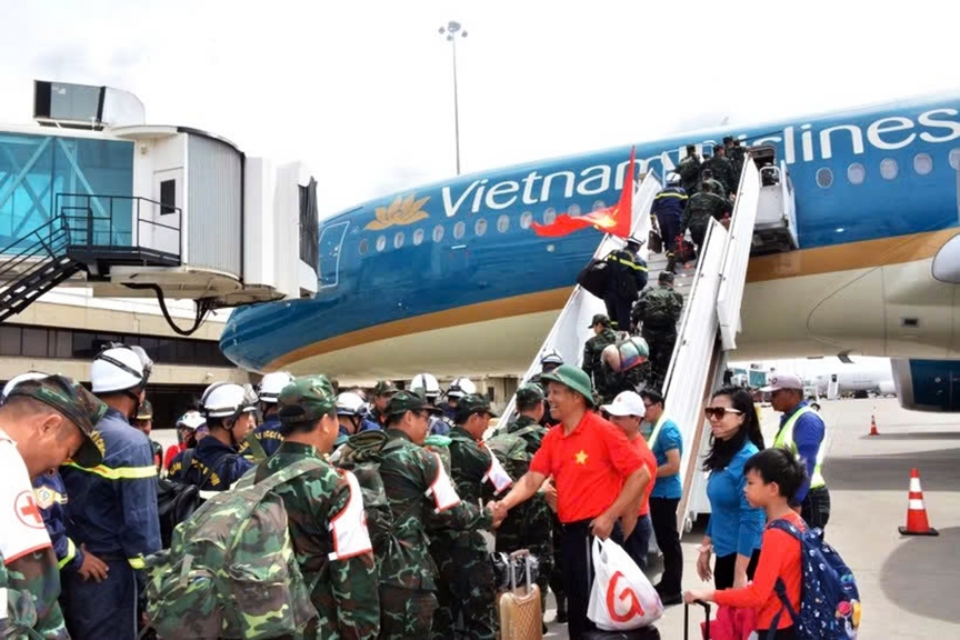 Members of Vietnam's rescue and relief team board a flight home at Simón Bolívar International Airport in Maiquetía, La Guaira state, Venezuela. (Phôt: VNA)