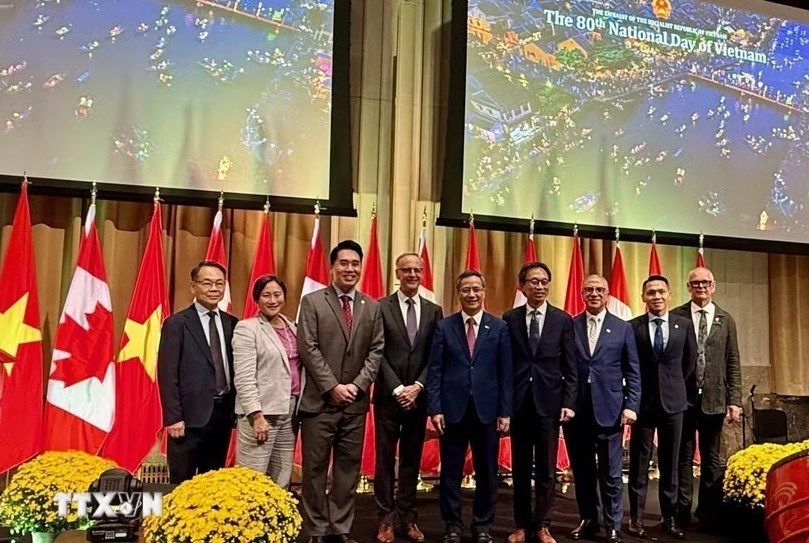 Vietnamese Ambassador to Canada Pham Vinh Quang poses for a group photo with Canadian government officials and members of Parliament at a ceremony marking the 80th anniversary of Vietnam's National Day (September 2, 1945-September 2, 2025) in Ottawa. (Photo: VNA)