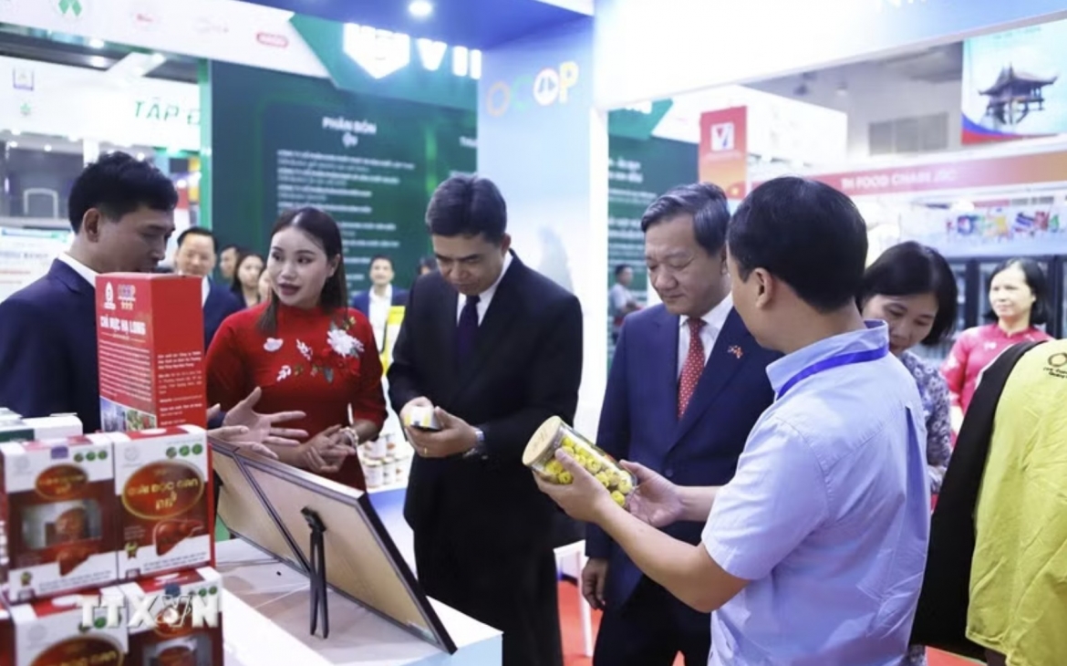 Vietnamese Ambassador to Laos Nguyen Minh Tam and Lao Deputy Minister of Industry and Commerce Phouthavanh Nanthavong visit the Vietnam pavilion at the fair (Photo:VNA)