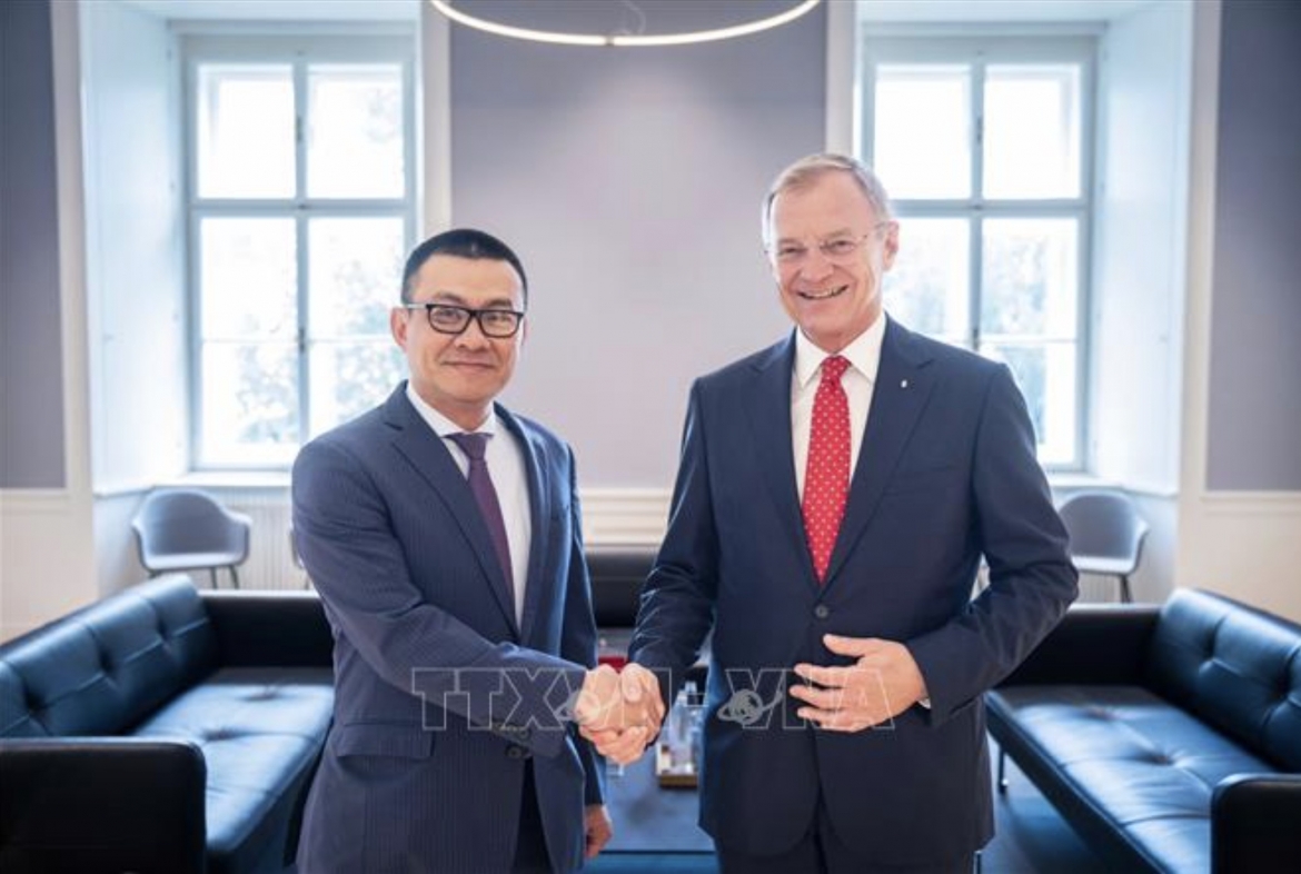 Vietnamese Ambassador Vu Le Thai Hoang and Upper Austria Governor Thomas Stelzer
(Photo: VNA)