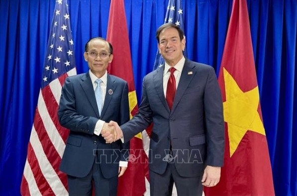 Vietnamese Foreign Minister Le Hoai Trung meets US Secretary of State Marco Rubio on the sidelines of AMM-59 in Manila. (Photo: VNA)