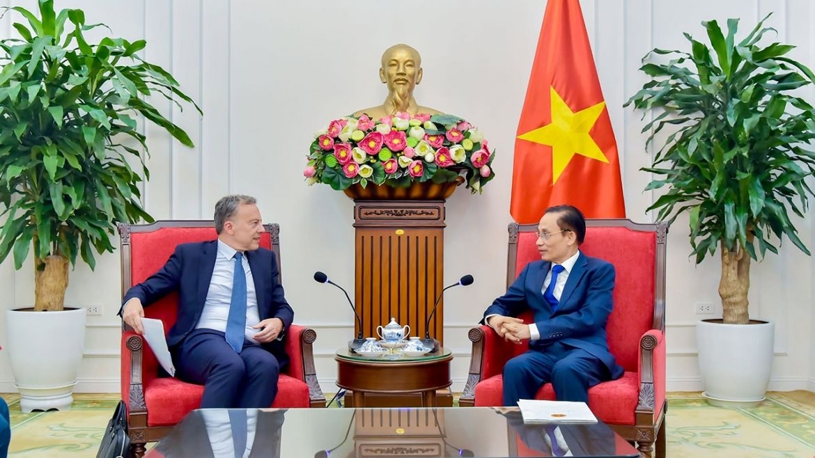 Vietnamese Minister of Foreign Affairs Le Hoai Trung and Secretary General of the French Ministry for Europe and Foreign Affairs Martin Briens examine ways to deepen the Comprehensive Strategic Partnership between the two countries. (Photo: MOFA)